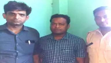 #mokama,bdo,arrested,patna,vigilance,ghosbari,ghoswari block,jaywardhan gupta,निगरानी,मोकामा,बीडीओ गिरफ्तार,रिश्वत,घूसखोर,जयवर्धन गुप्ता,विजिलेंस,घोसवरी,पटना,घूस लेते बीडीओ गिरफ्तार,nalanda live,patna news,bihar news