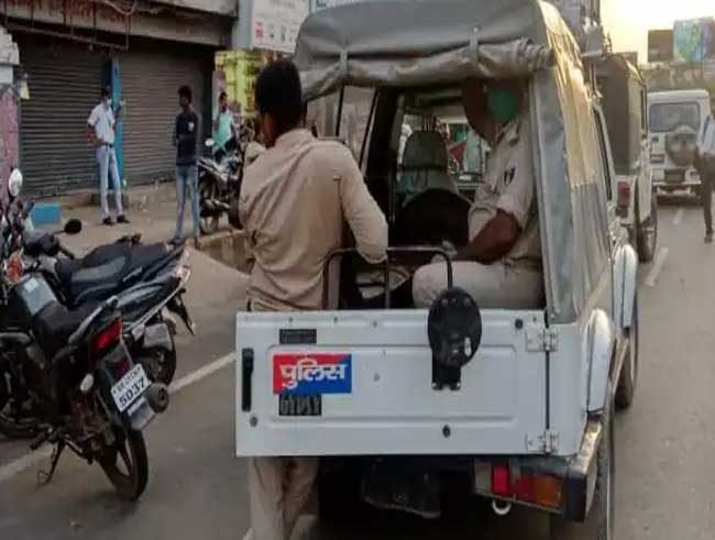 patna police राजधानी पटना में पुलिस ने शराब पार्टी करते हुए तीन लोगों को गिरफ्तार किया है । तीनों आरोपी देर रात बीच सड़क पर शराब पार्टी कर रहे थे। इनके के पास से शराब की बोतल,ग्लास,चखना और सिगरेट जब्त किया है । तीनों शराब के नशे में धुत्त थे।