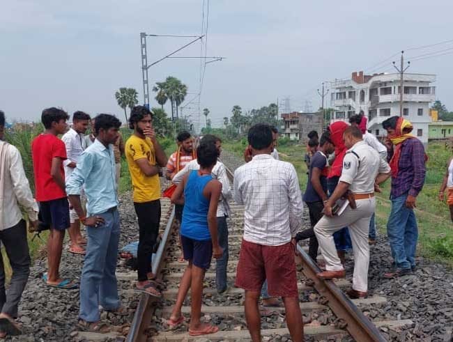 railway track राजगीर-बख्तियारपुर रेलखंड पर एक युवक की लाश मिली है। सिर कटी लाश मिलने से इलाके में सनसनी फैल गई। लाश मिलने की खबर आस-पास के गांव में जंगल की आग की तरह फैली। जिसके बाद बड़ी संख्या में लोगों की भीड़ इक्ट्ठा हो गई. जिसके बाद स्थानीय लोगों ने इसकी सूचना नालंदा पुलिस को दी ।